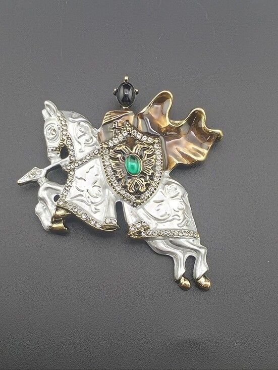 Estate Jewelry - Knight In Shining Armor Jousting Cape Enamel Brooch Pin 3" Green Cabochon